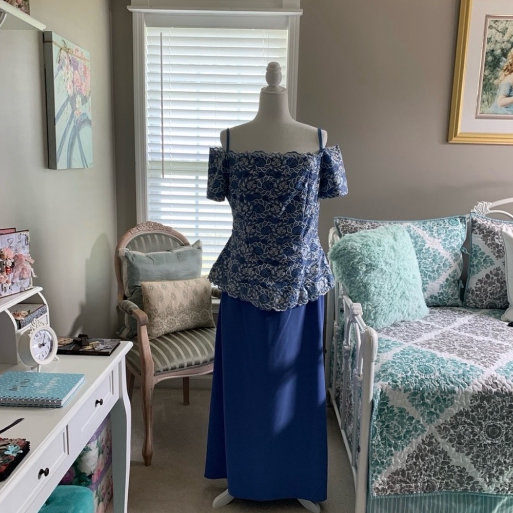 Chic Blue Lace Off-Shoulder Dress